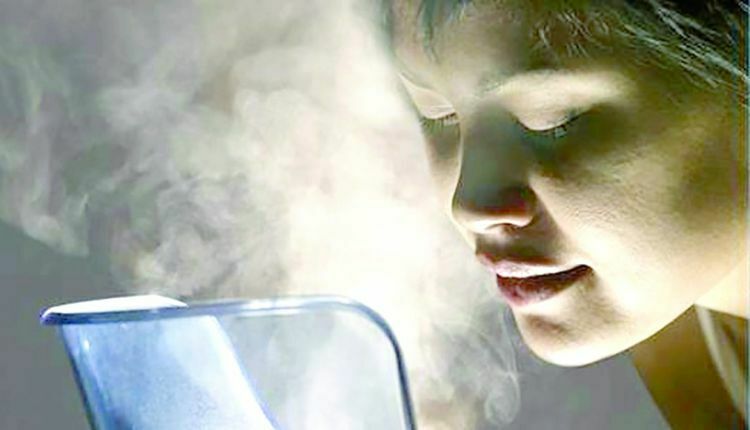 تنظيف البشرة بواسطة استخدام جهاز البخار لتنظيف عميق