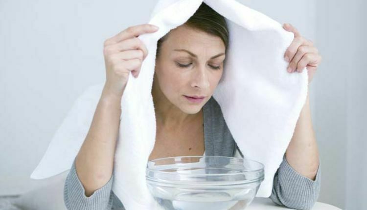 تنظيف البشرة بواسطة استخدام وعاء يحوي على الماء الساخن لتنظيف عميق يغني عن الذهاب إلى صالون التجميل