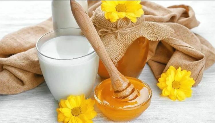 ماسك حليب جوز الهند مع العسل لتغذية البشرة وتفتيح لونها