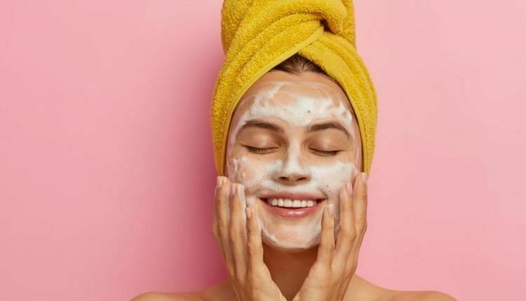 طرق بسيطة لتنظيف البشرة في المنزل