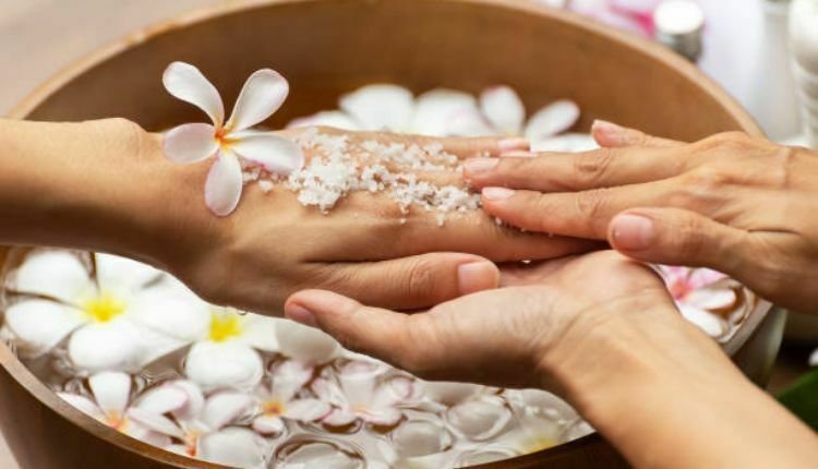 خلطات العناية بالأظافر قبل العيد وفي الصورة فتاة تنقع أظافرها بإحدى هذه الخلطات