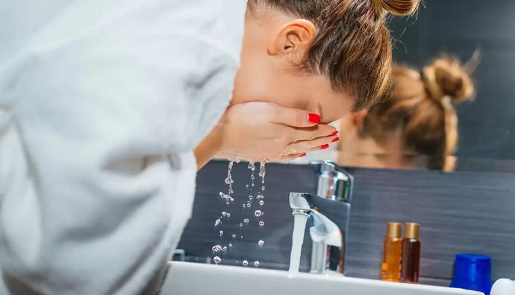 تغيير بعض الممارسات اليومية وفي الصورة فتاة تقوم بغسل وجهها بالماء