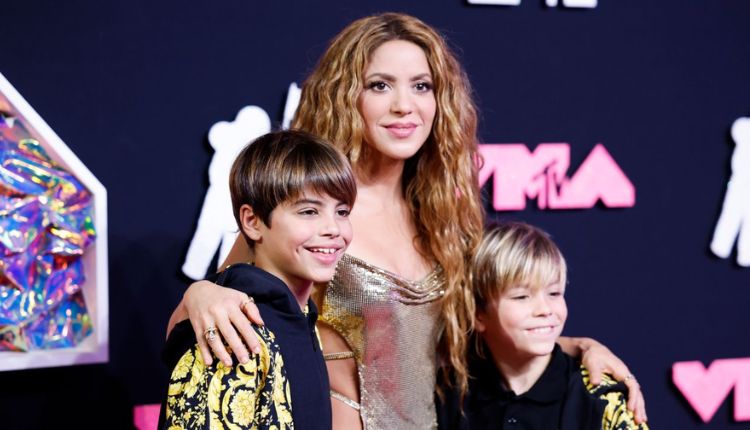 شاكيرا برفقة أولادها في حفل MTV Shakira with her children at the MTV concert